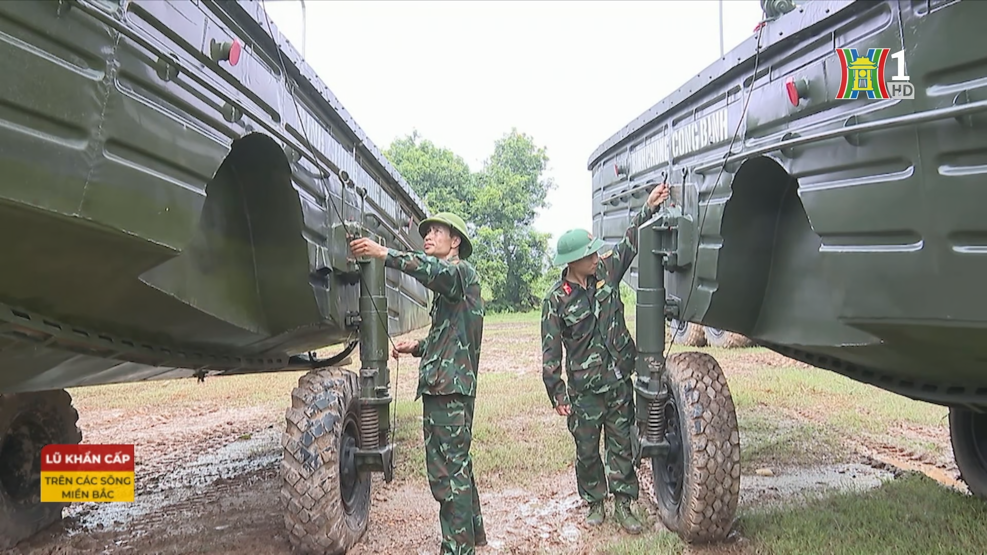 Các trang bị cầu phao đã được di chuyển đến vị trí thuận lợi, sắn sàng lắp đặt cầu phao khi các điều kiện an toàn cho phép.